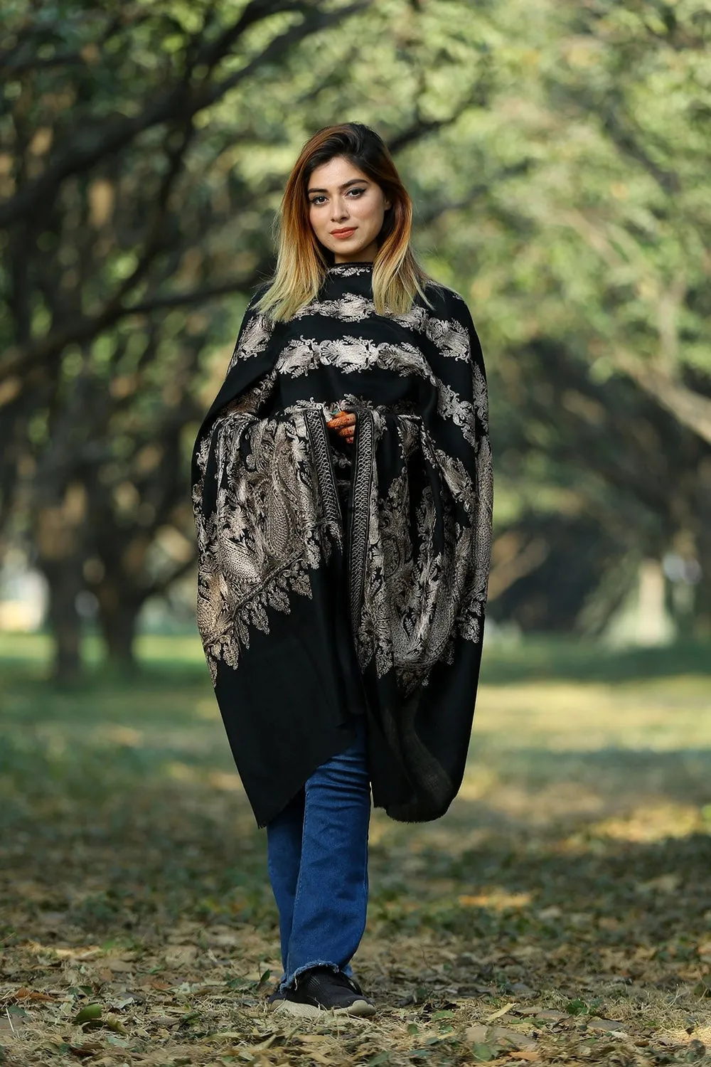 ELEGANT BLACK COLOUR SHAWL DEFINES FEMINISM AND ENHANCES SOPHISTICATION