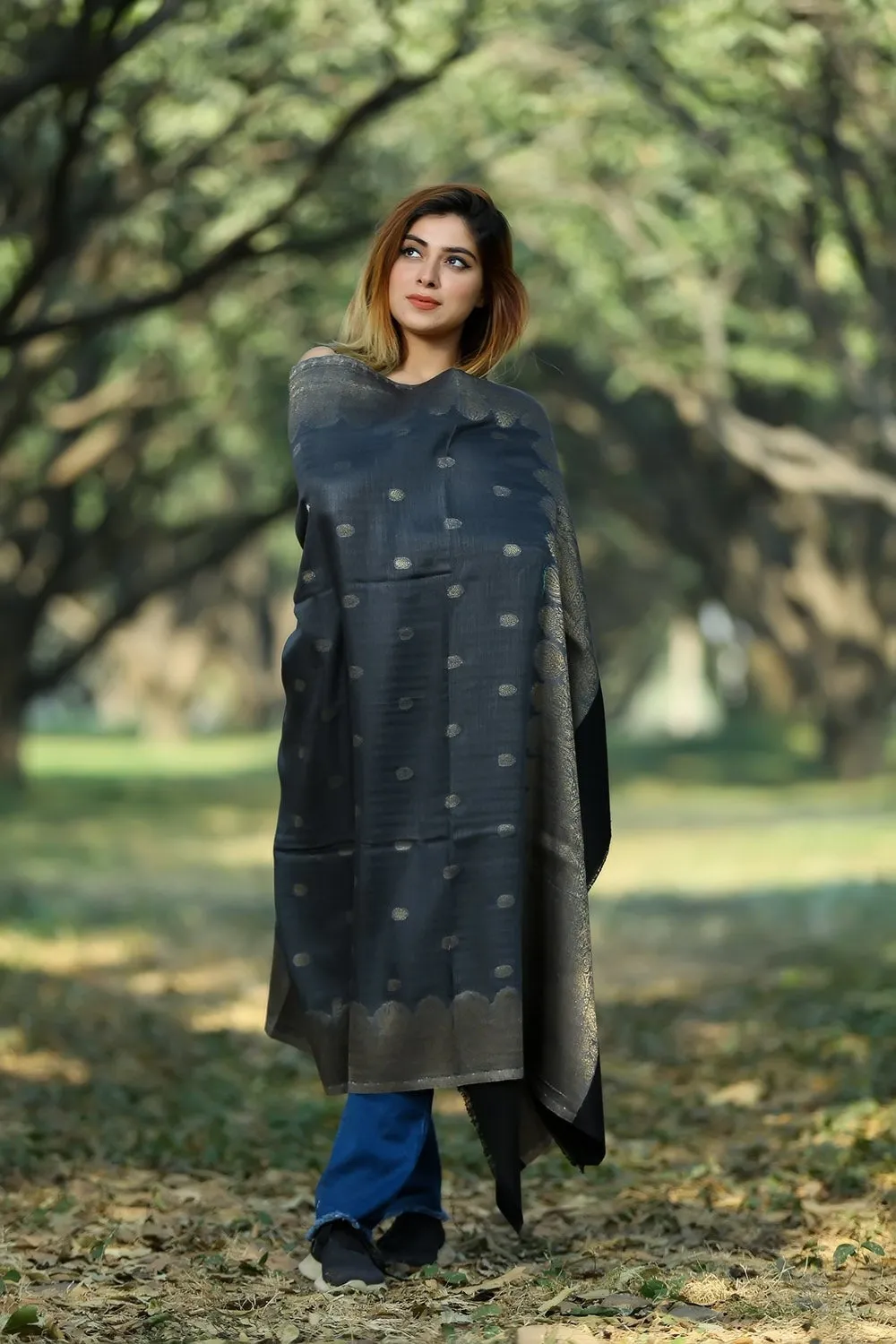 ELEGANT BLACK  COLOUR ZARI SHAWL ENHANCES SOPHISTICATION AND POWER  COMFORTABLE FOR ALL EVENTS